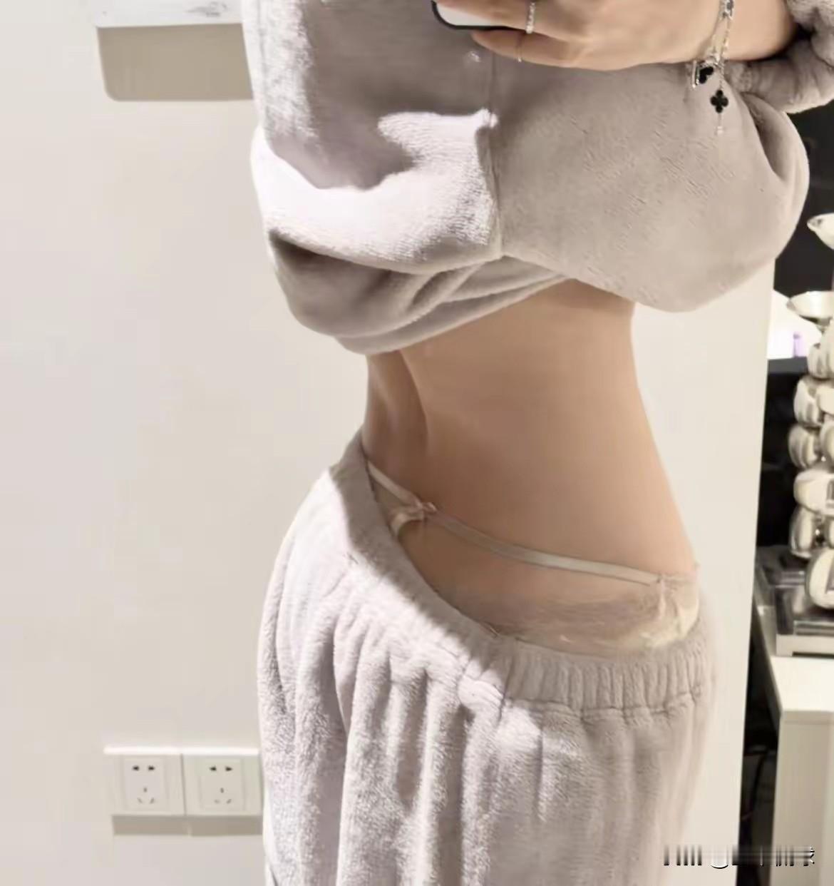 你觉得她有没有光腿神器？为什么系个带子？这带子算不算光腰神器？