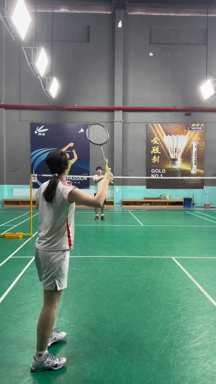 为什么你的杀球总是发不上力或者经常打成平抽，而别人的发力为什么这么轻松又集中？不