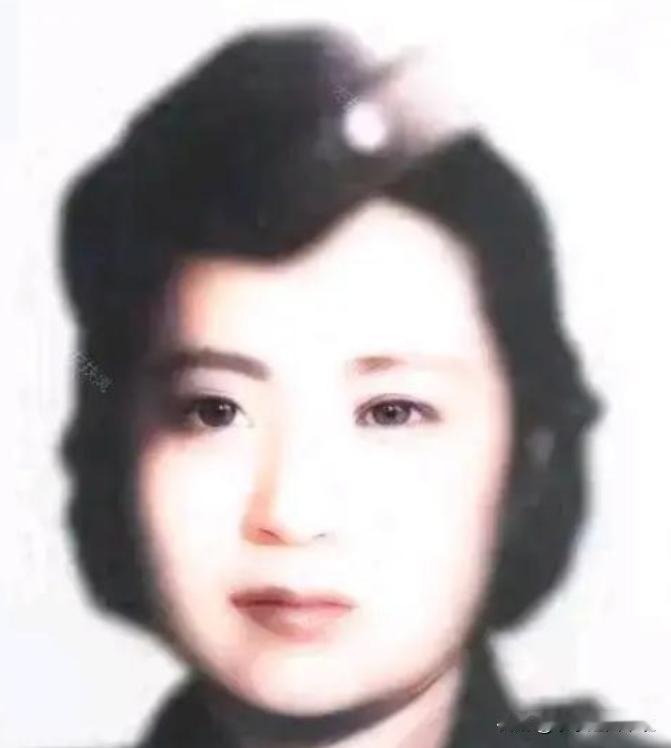 1951年，叶亚华在澳门街头要饭无果，无奈在牌子上写道：“我是抗日名将王铭章的遗