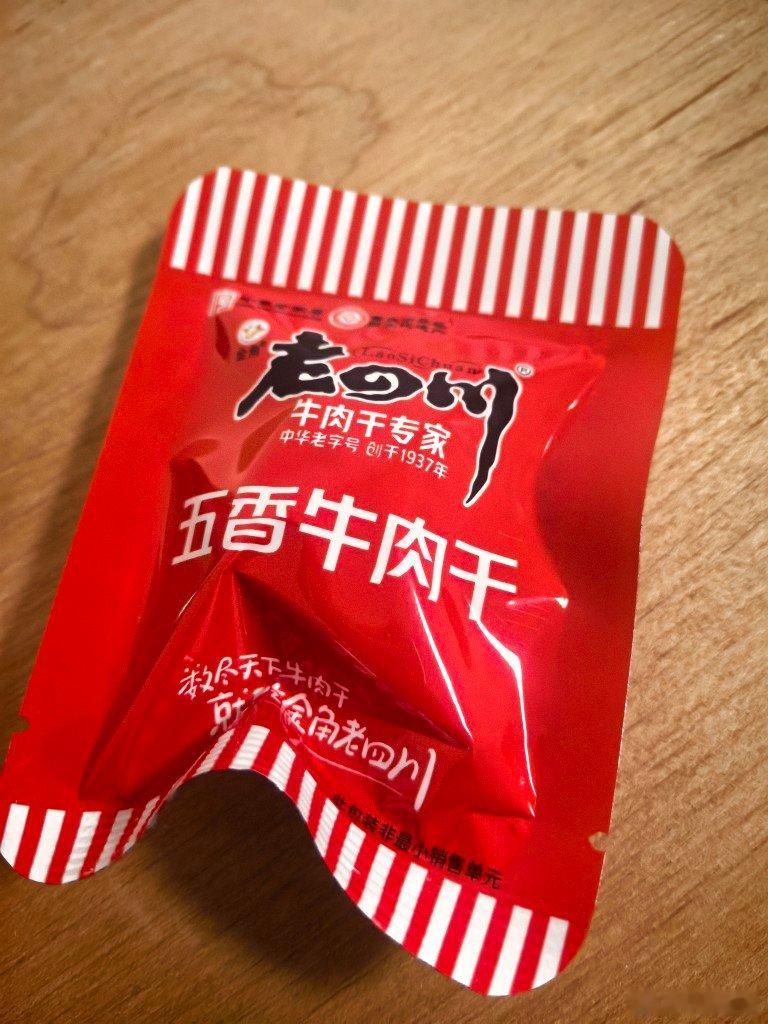 吃了各种牛肉干，还是小时候吃惯了的对胃口另外还有个贵州的牌子，记不清了 ​​​