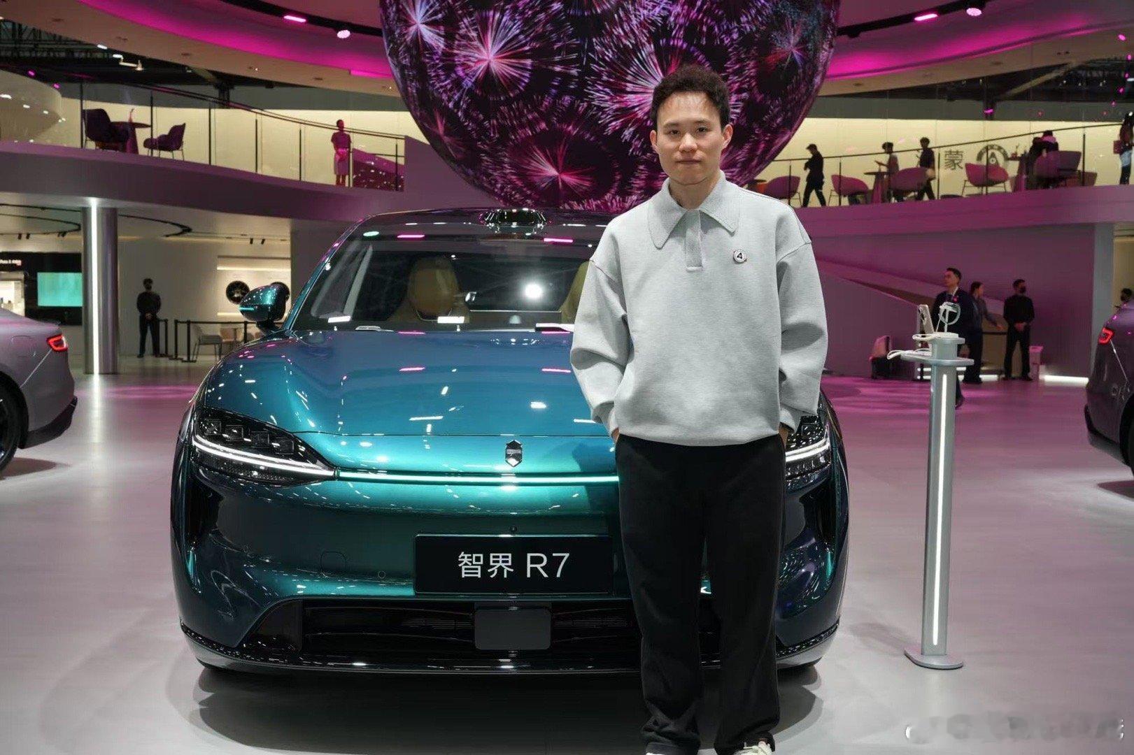 广州车展最圈粉的身影！谢思埸化身“鸡排哥”逛展，松弛感拉满，饮茶聊天样样不落，潮