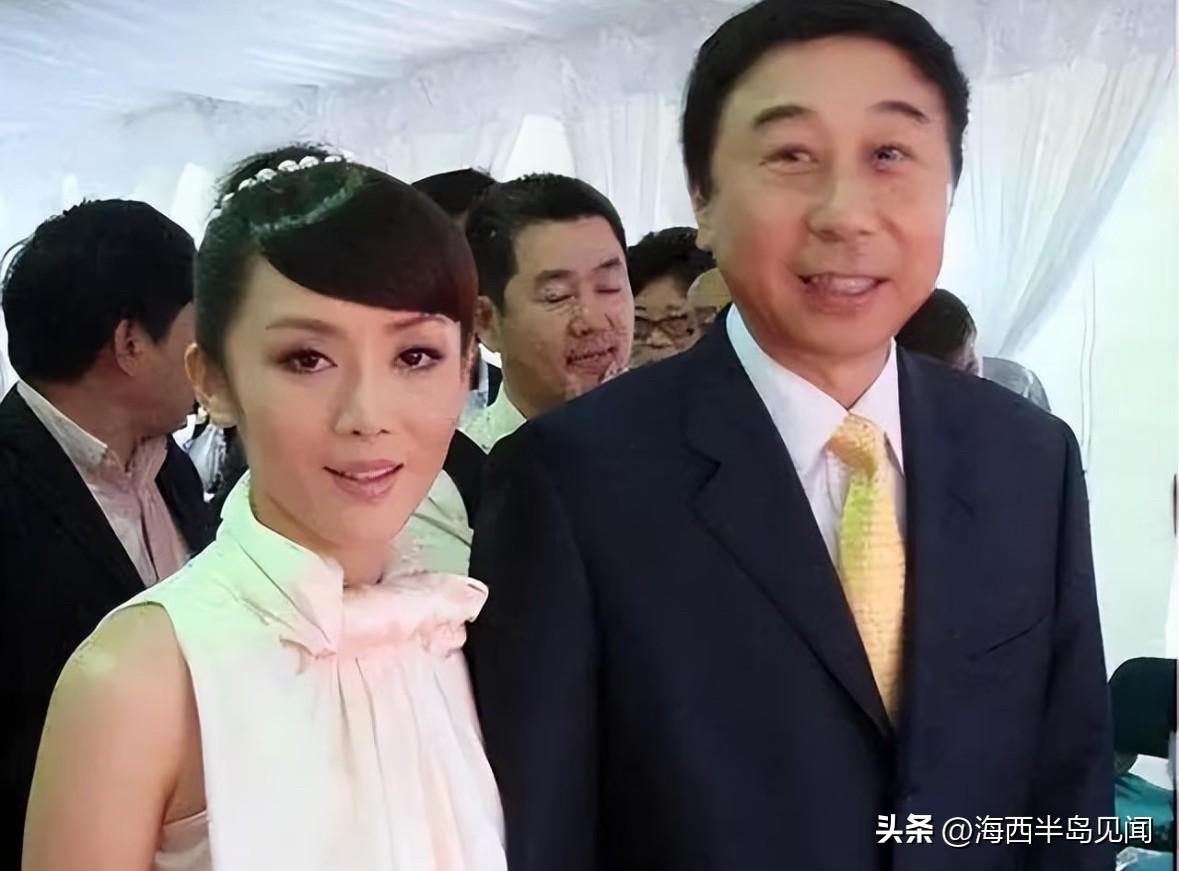 冯巩的妻子原来是她，一眼万年过目不忘。

冯巩和艾慧在恋爱期间，受到父母反对，最