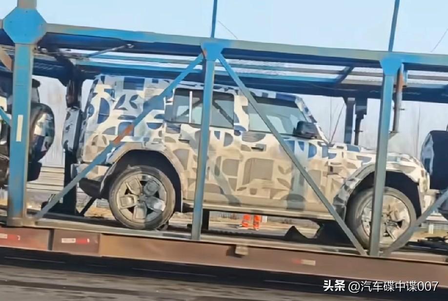 iCar V25路试车近期频繁被网友们拍到，预计今年夏季测试结束后，量产车便可下