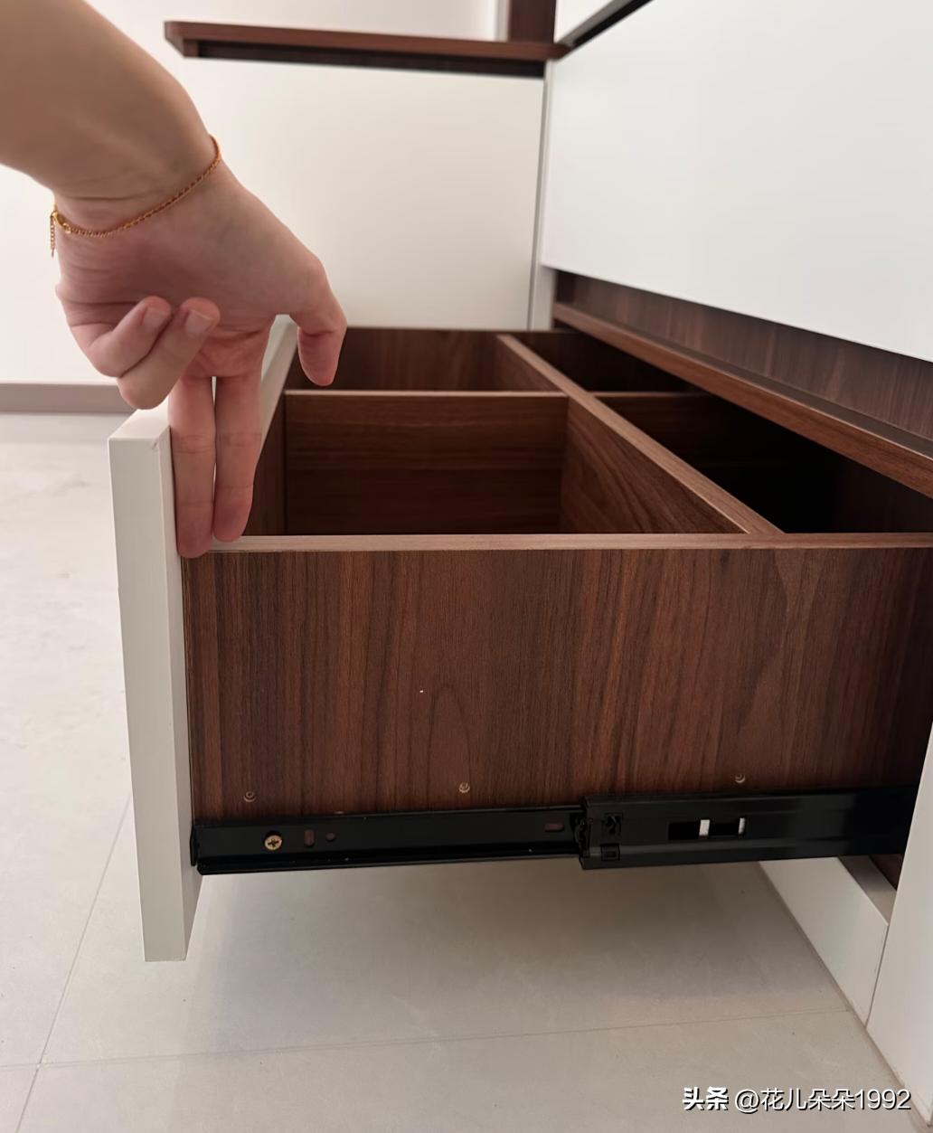 抽屉做满是犯法吗？
全屋定制沟通方案的时候我要求做免拉手，以为免拉手设计的抽屉必