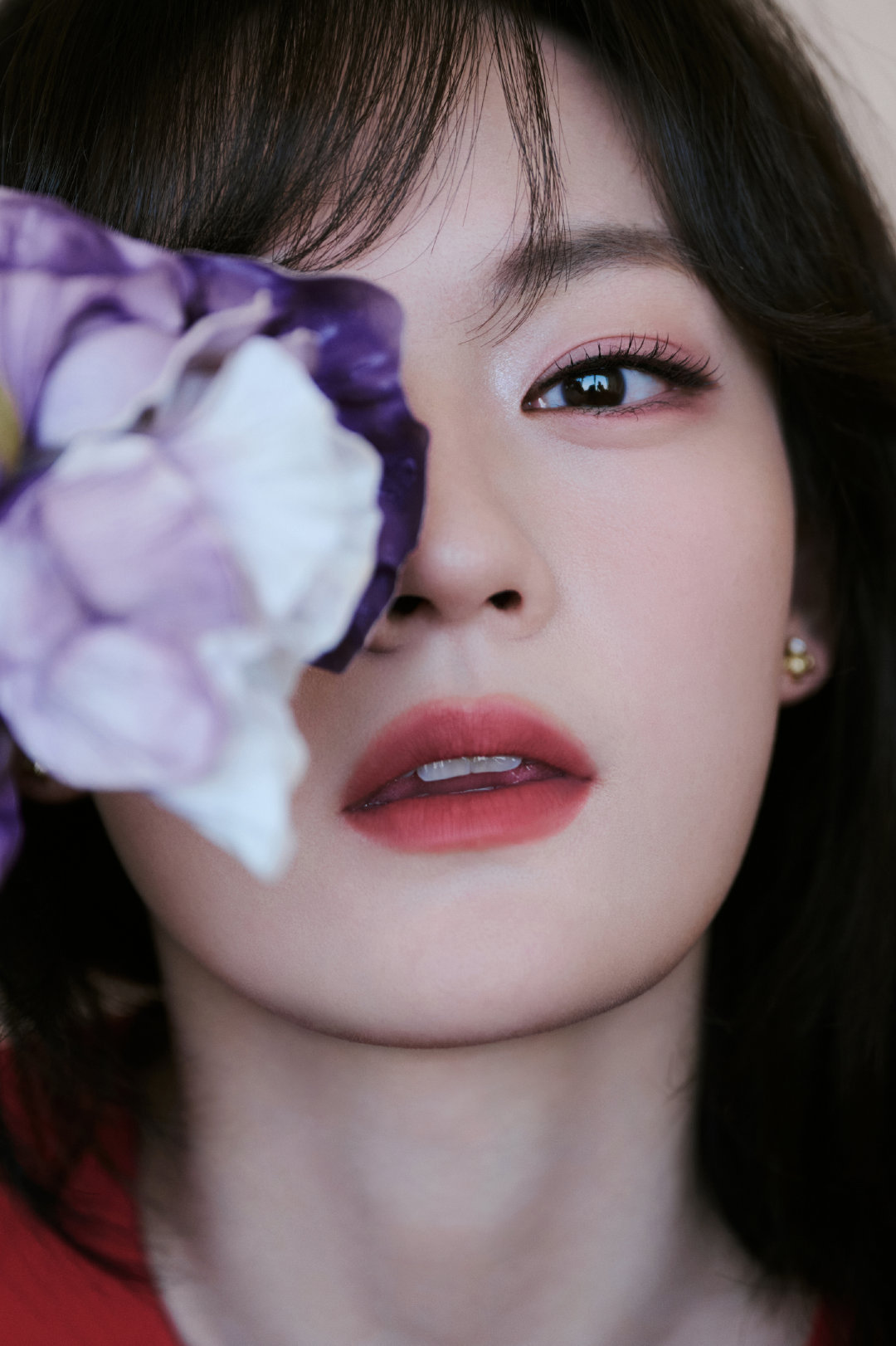 摄影师是多喜欢文淇的眼睛文淇简单的拍照摄影师也忍不住夸好看！红色无袖上衣热烈张扬