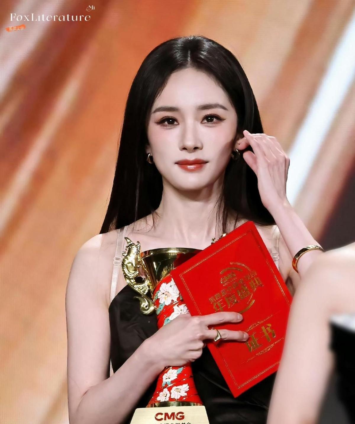 杨幂这次拿奖，终于没人再提“流量”二字。
你看她演宁绣绣：从地主千金捏着绣花针，