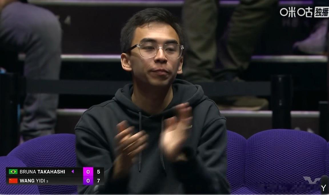 王艺迪2-2高桥布鲁纳高桥的场外是她以前的混双搭档艾什 ​​​