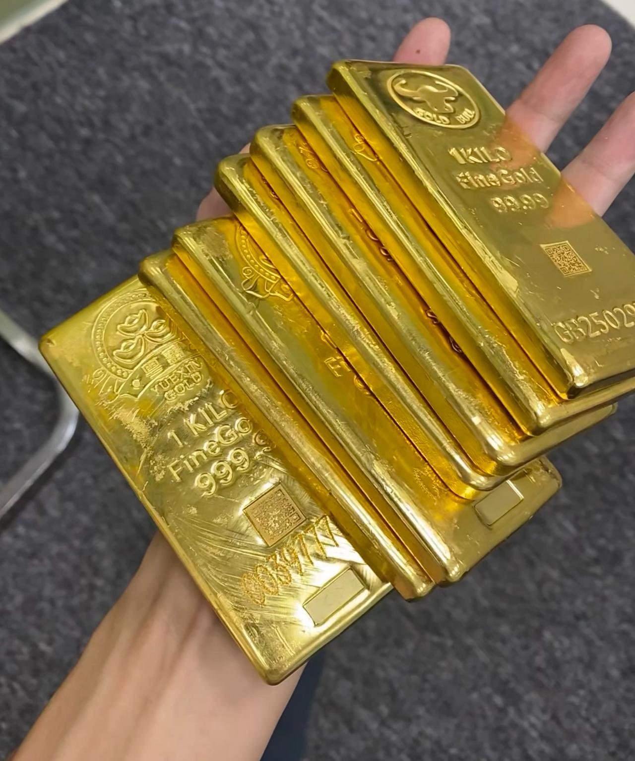 奉劝大家一句，
不要被现在的金价骗了！
如果你持有超过300克黄金，建议无论如何