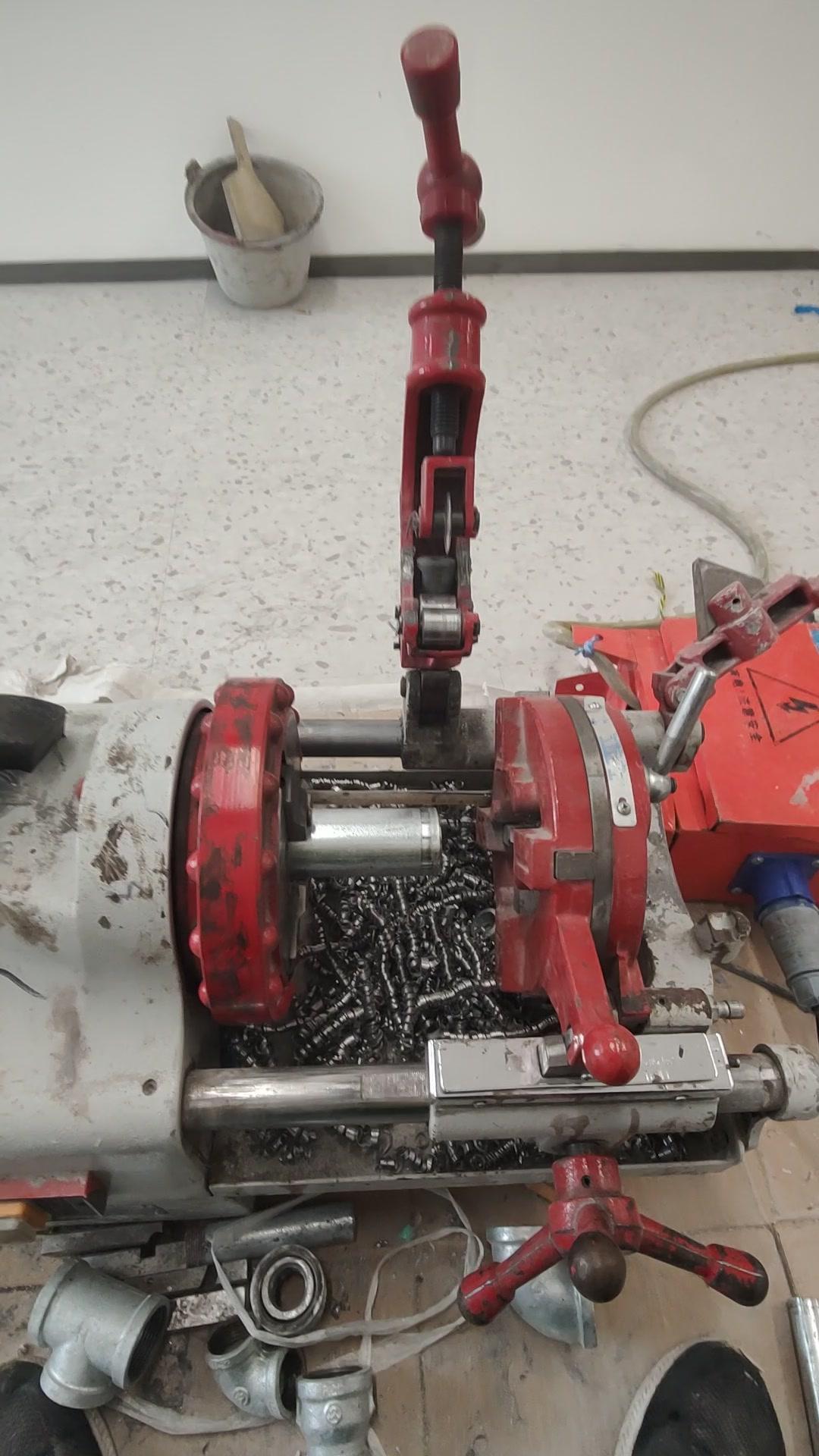 5️⃣块钱就能做一大盘辣炒鸡尖，香到舔手指，比外卖划算还干净～
1️⃣处理鸡尖：