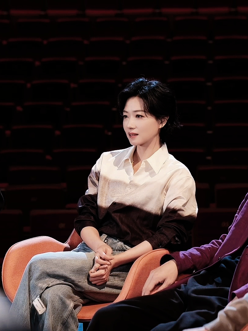 万茜 ｜万茜的幕间漫游记 ｜万茜你好打劫 你的睫毛似是星辰的秋千，笑时轻轻一颤，