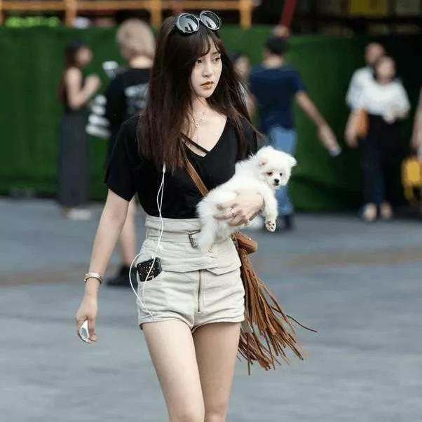 时尚少女手捧小萌宠，轻松出街凹造型精致蝴蝶结穿搭 萌宠风穿搭 萌宠穿搭风格 宠物