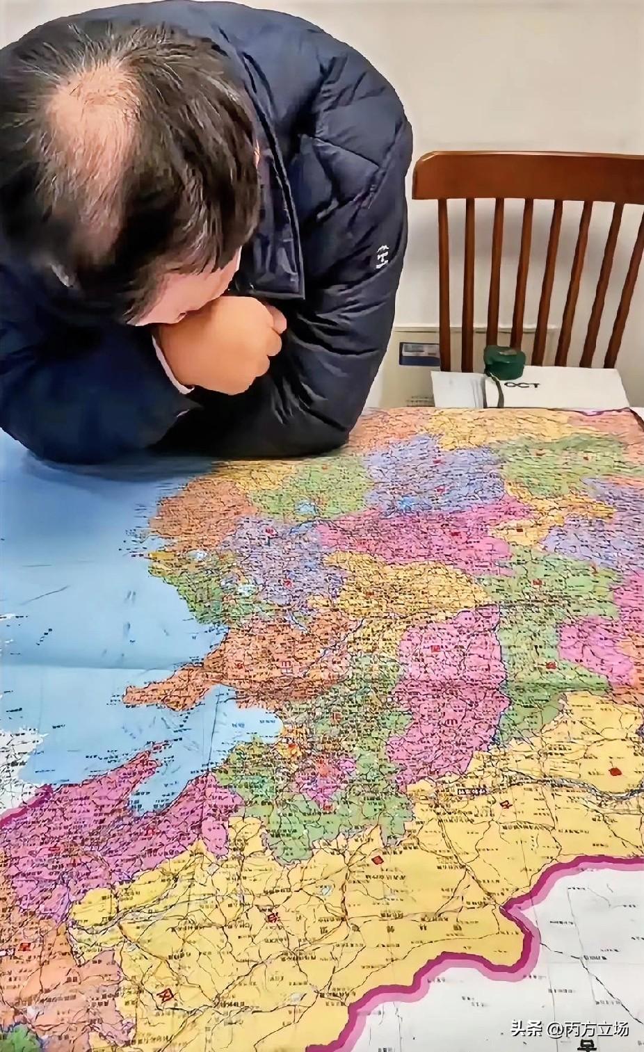 沈巍老师独自看着地图，路在何方？曾经走到哪里都是前呼后拥被争相邀请，2026年却