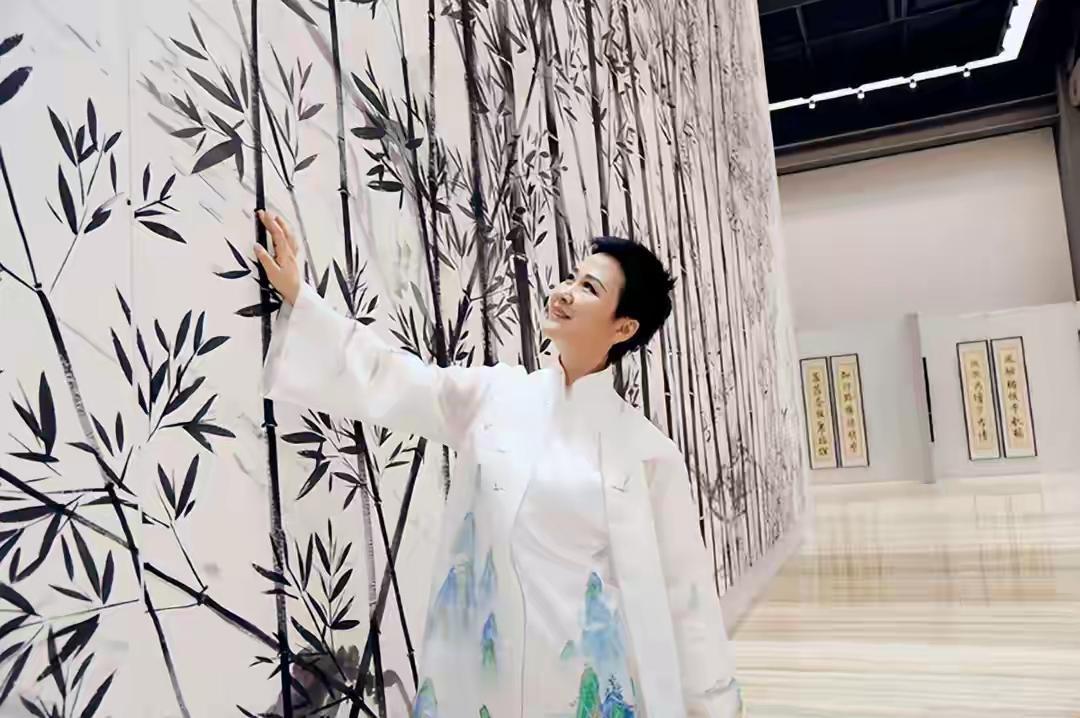 李小琳退休后，不仅将精力投身于生命健康事业，还多次在海内外举办大型书画展览，因为