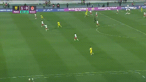 这个插花脚好骚，摩洛哥联赛中这位球员简直是神来之笔，在禁区外一脚逆天的插花脚破门