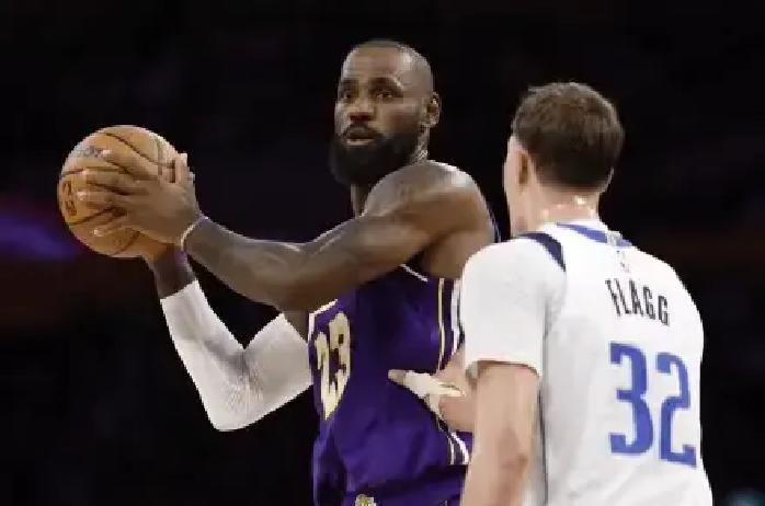 一个18岁小孩，刚进联盟就把詹姆斯摆了二十年的纪录给破了。
 
独行侠这个新状元