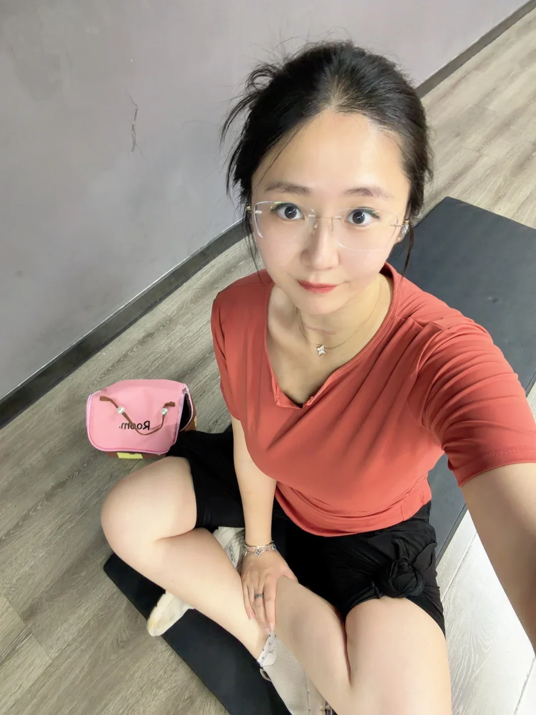 昨天上班有点累着了。回家腿都抽筋