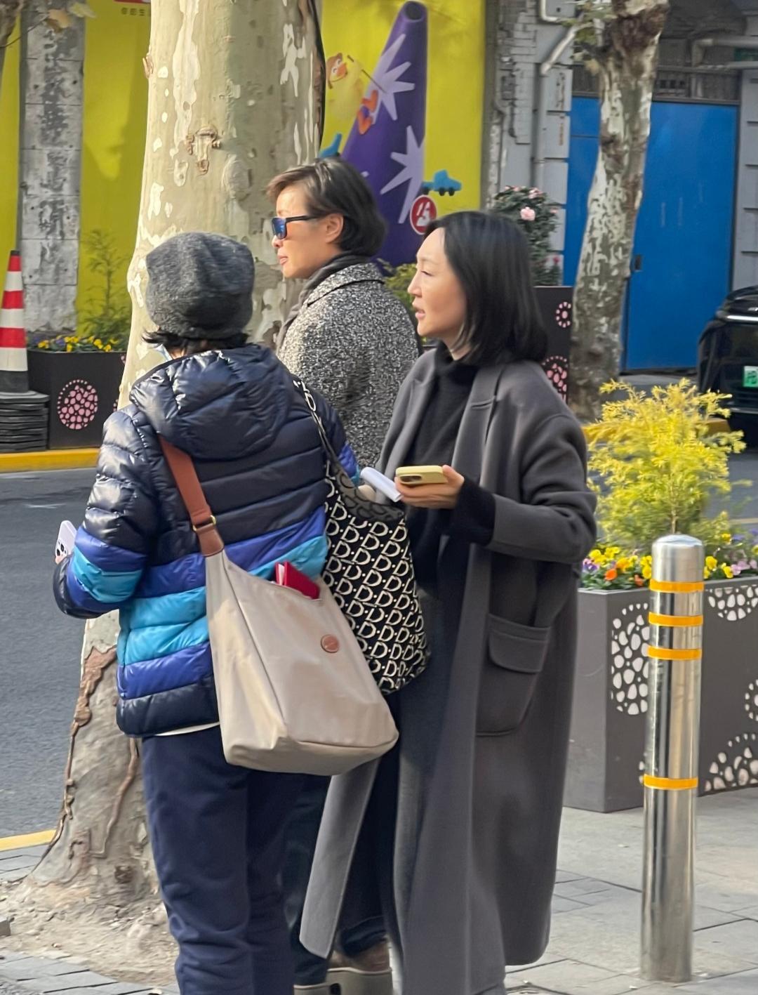 54岁吴越和家人出游，主持人秋微罕见现身！
1月3日，有网友晒出演员吴越和家人，