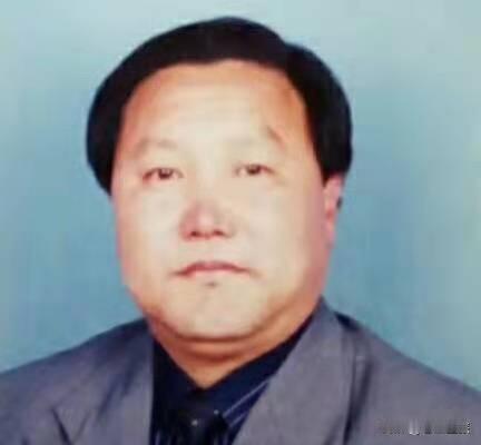 我家就有老党员，是我。他1982年入党，至今党龄超过45年。我讲他年轻时的事儿，