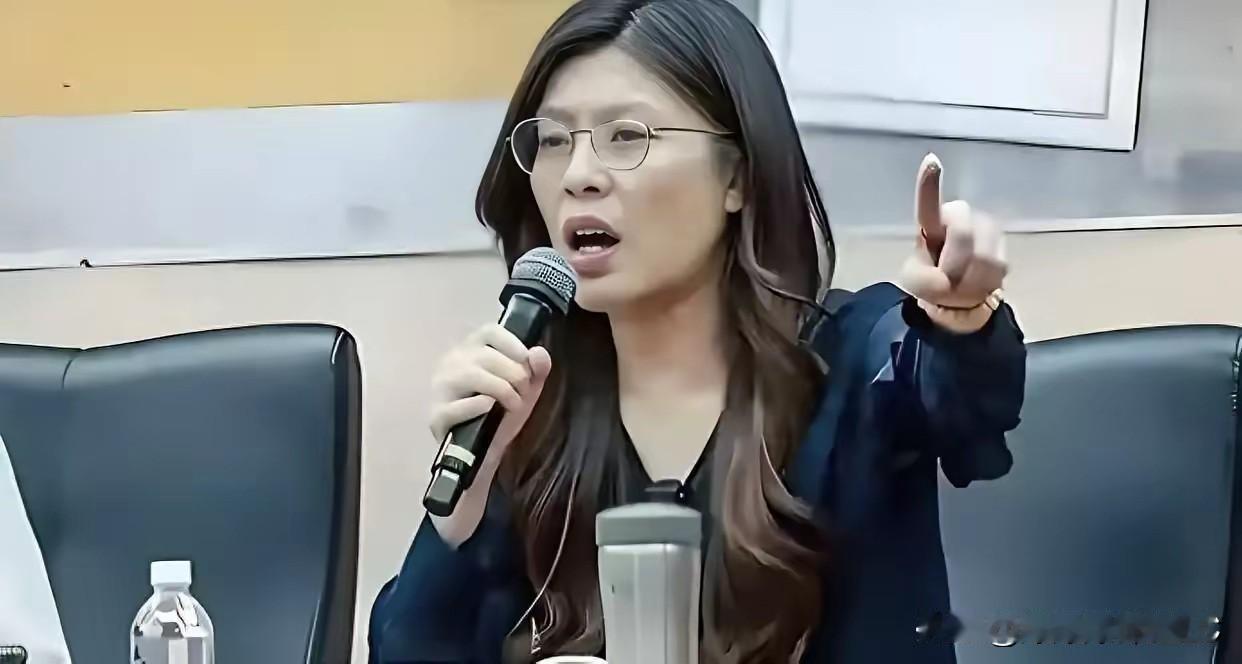 在东吴大学看到这一幕，心里真有点五味杂陈。

有个学生当面质问郑丽文：“学姐，你