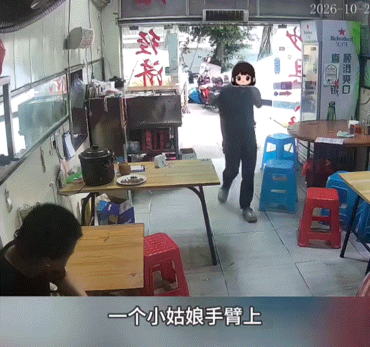 福州一家小炒店里，走进来一个小姑娘。店主一开始以为她是来吃饭的，没想到小姑娘走到