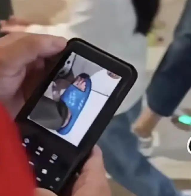 天津商场惊现“恋脚摄影大师”：不拍脸不拍穿搭，专拍女生脚，路人一句“我盯你半天了