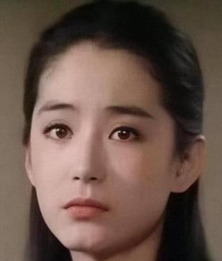 她是民国时期交通银行行长袁励衡的千金小姐，然而身为豪门淑女，大家闺秀，却在13岁