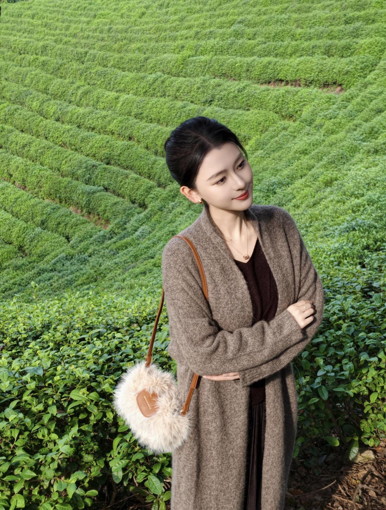 周末给自己好好放个假！在茶园中漫步，感受自然的宁静与美好～