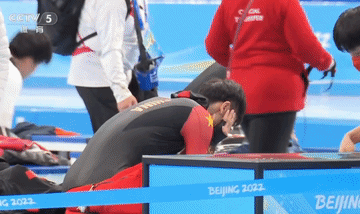 图1:宁忠岩在北京冬奥赛后哭泣的画面。
图2:宁忠岩在米兰冬奥赛后哭泣的画面。