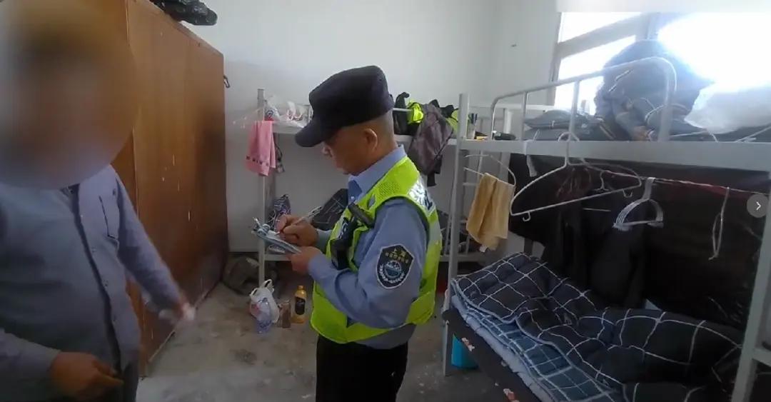 上海离谱盗窃案！室友偷手机还装好人，受害者主动泄露密码惨遭转走两万多
 
人心隔