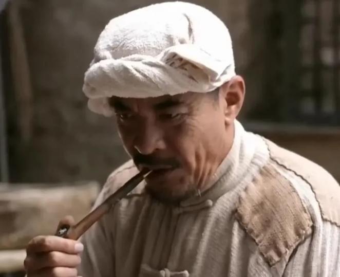 1947年，一侦察员在执行任务时，虽然百般小心但还是不幸落到了还乡团的手里。在他