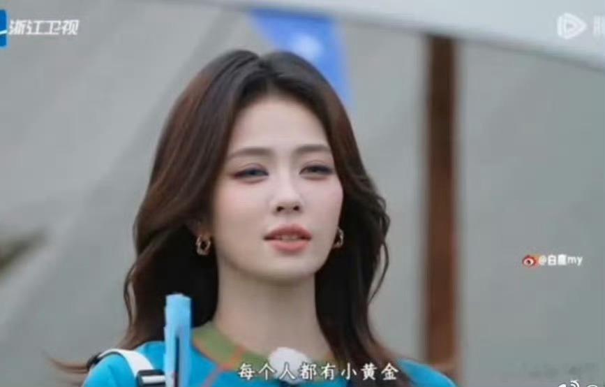 田曦薇新综艺碎花裙剧照 同样是录综艺，为什么小田的妆造这么自然，白鹿就跟去选美一