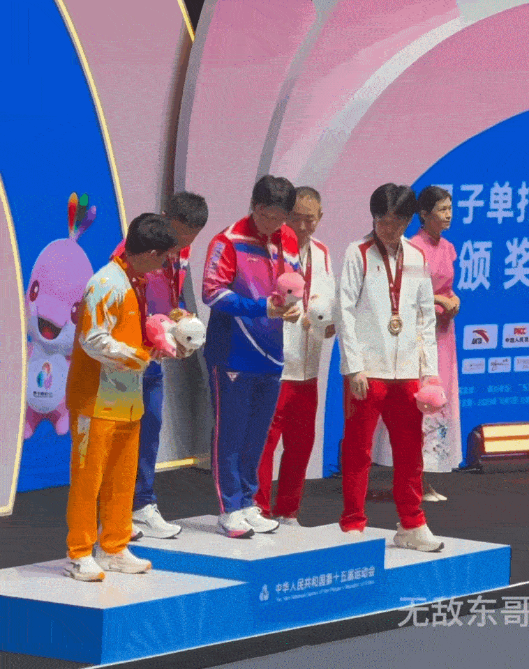 刷到一个动图，樊振东的格局