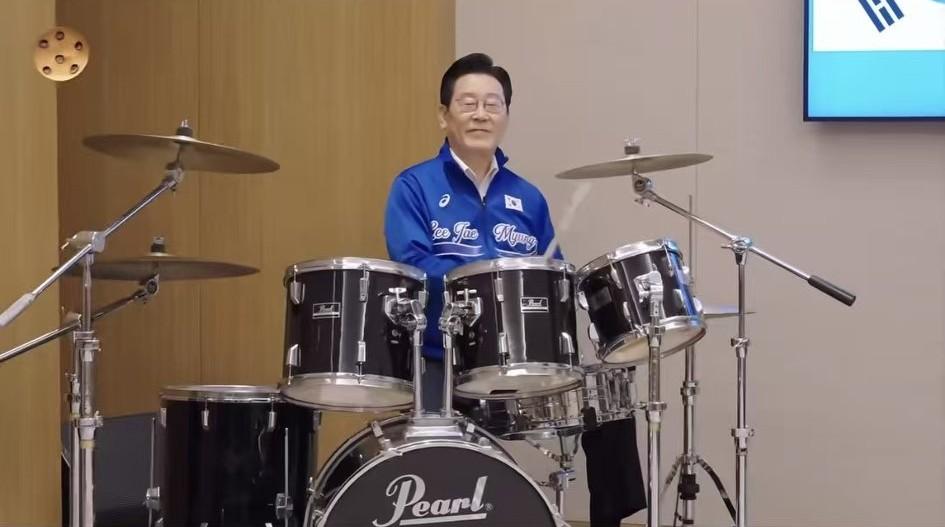 不愧是首尔耐饿王，忍功一绝！
全程保持礼节性微笑，但眼神已经出卖他了，只是硬撑着