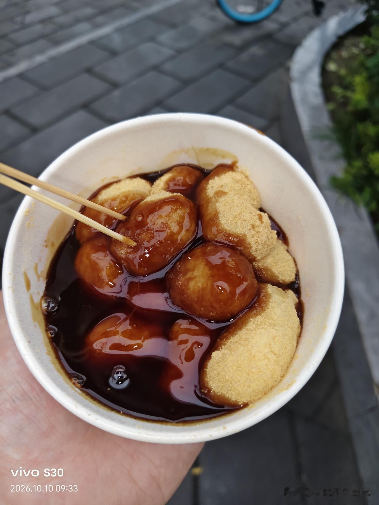 这是不是川渝地区独有的美食！
红糖糍粑，四川和重庆这边街头小巷都能看到的路边美食