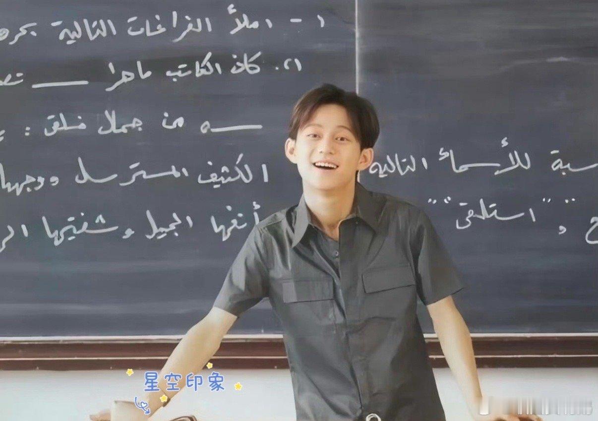 北外时期的何炅 看完网友分享的这篇《二十一年前我被何炅当街冷脸》对北外时期的何老