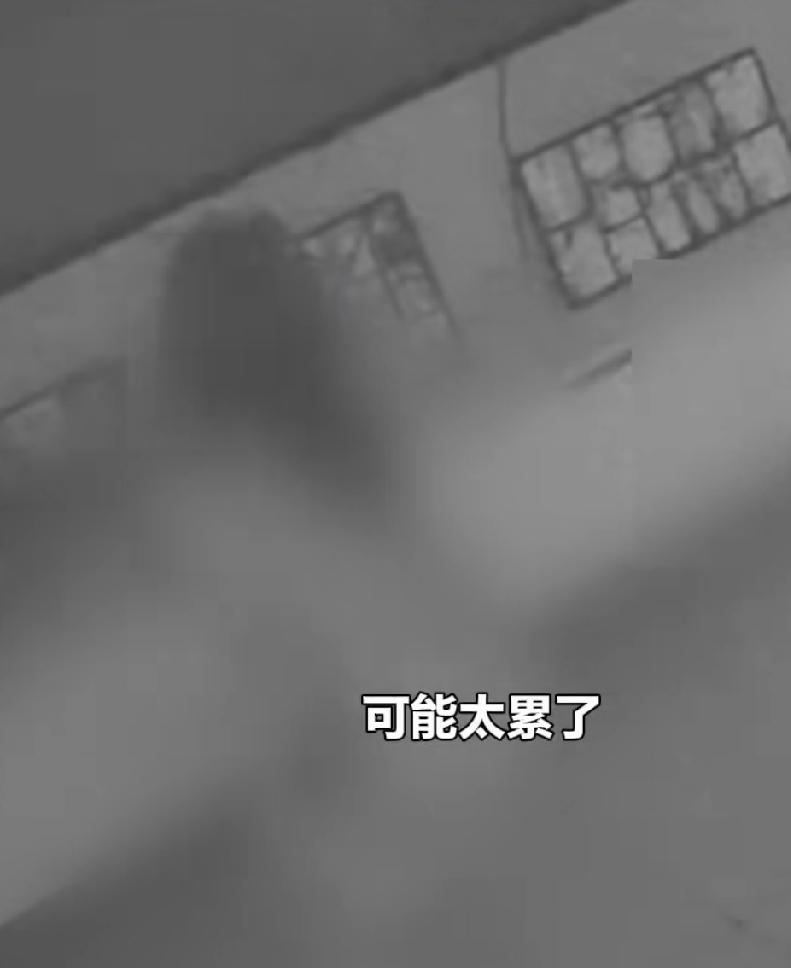8月30日深夜，河南郑州。王先生的5岁半女儿忽然起来，摸黑到家里的悬浮电视柜前，