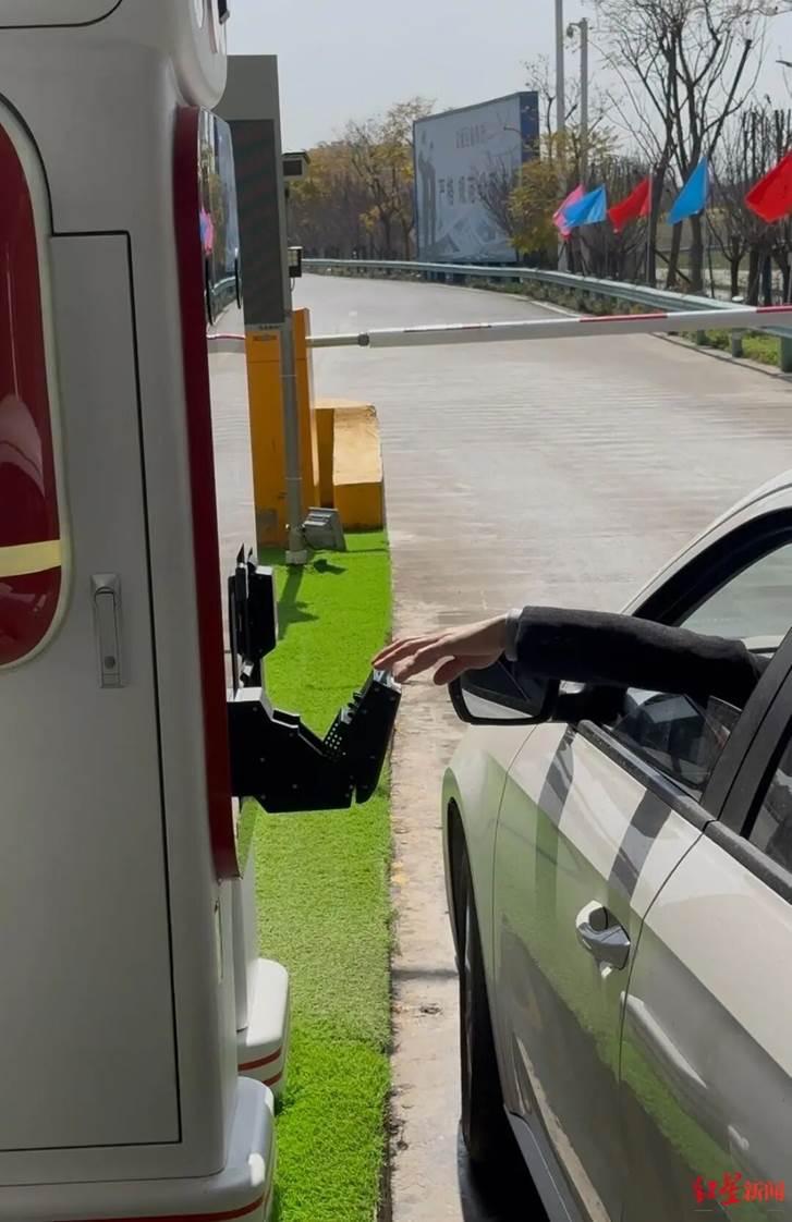 四川高速惊现“无人收费亭”？机器人递卡、ETC提前抬杆


今年春节不少开车经过