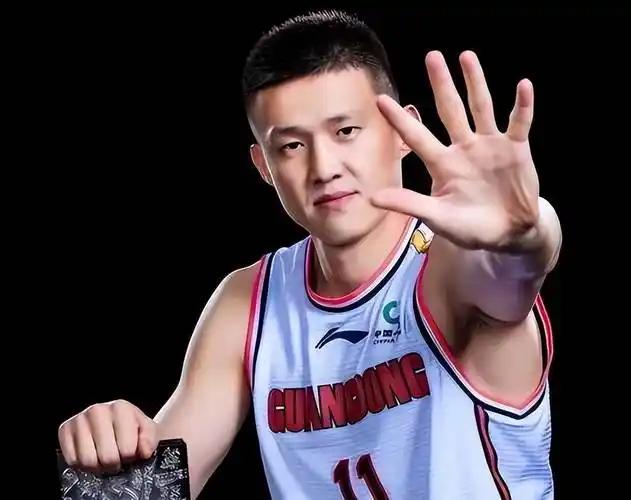 周鹏不吃杜锋这一套？大家可能都被网上的碎片化镜头给骗了！表面看，周鹏回归广东却没