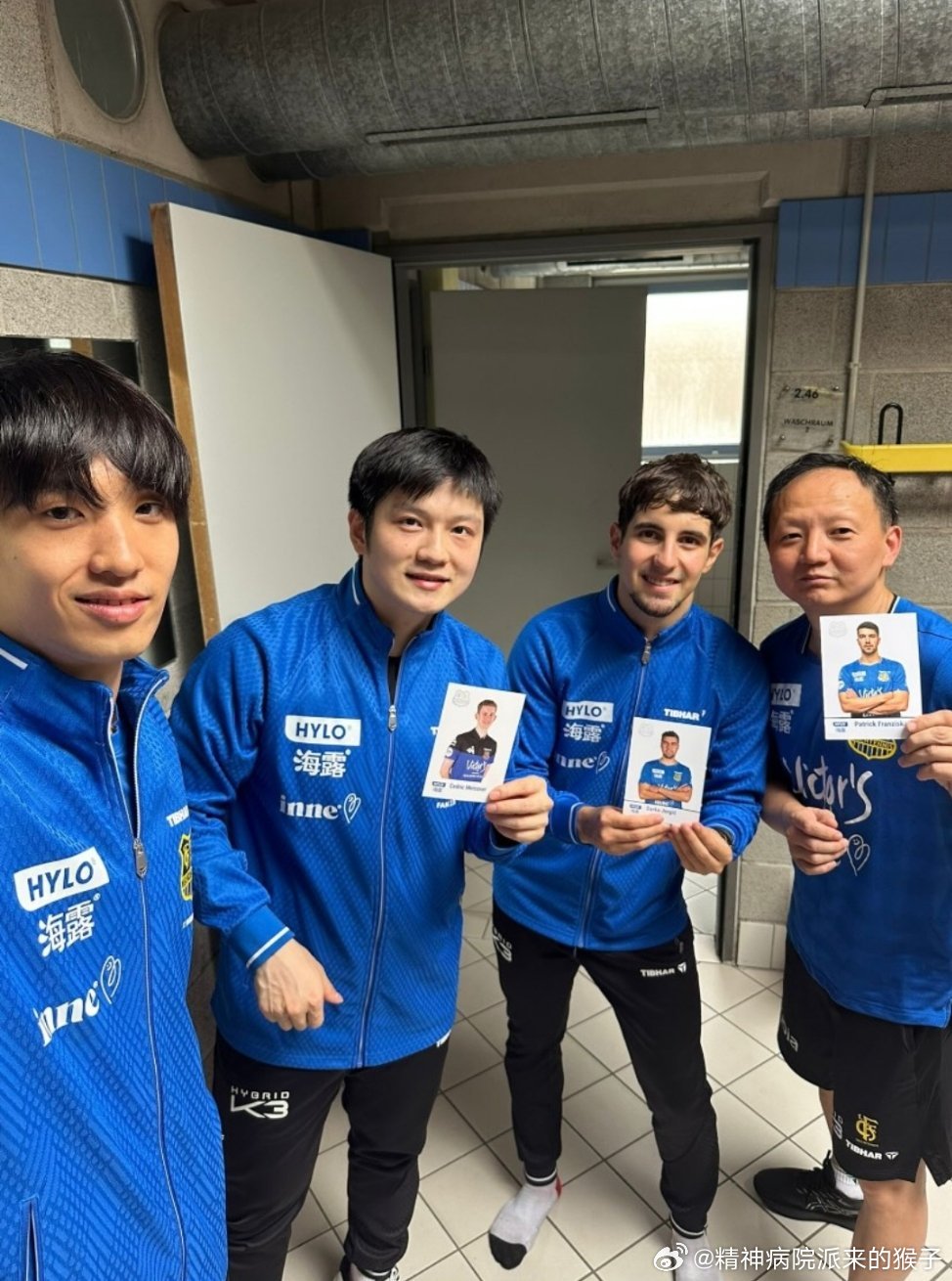 2025-2026赛季德甲联赛 萨尔布吕肯主场取胜后的合影🤳拿着没法拍的达科、