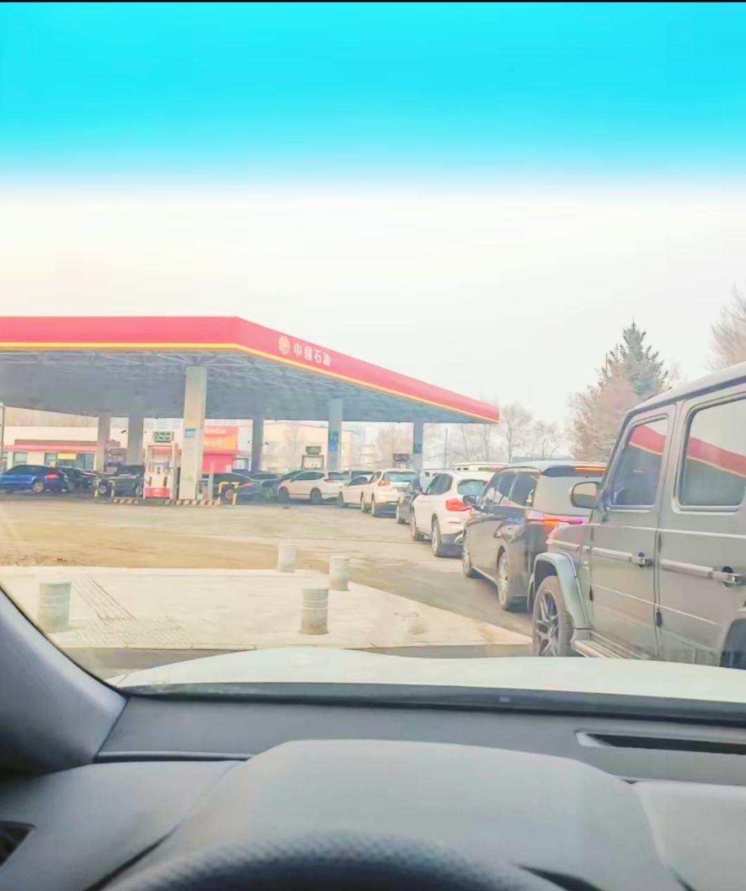 疯了！
加油站今天排成长龙！
 我还以为油价又要暴涨，
大家都来囤油了！
结果一