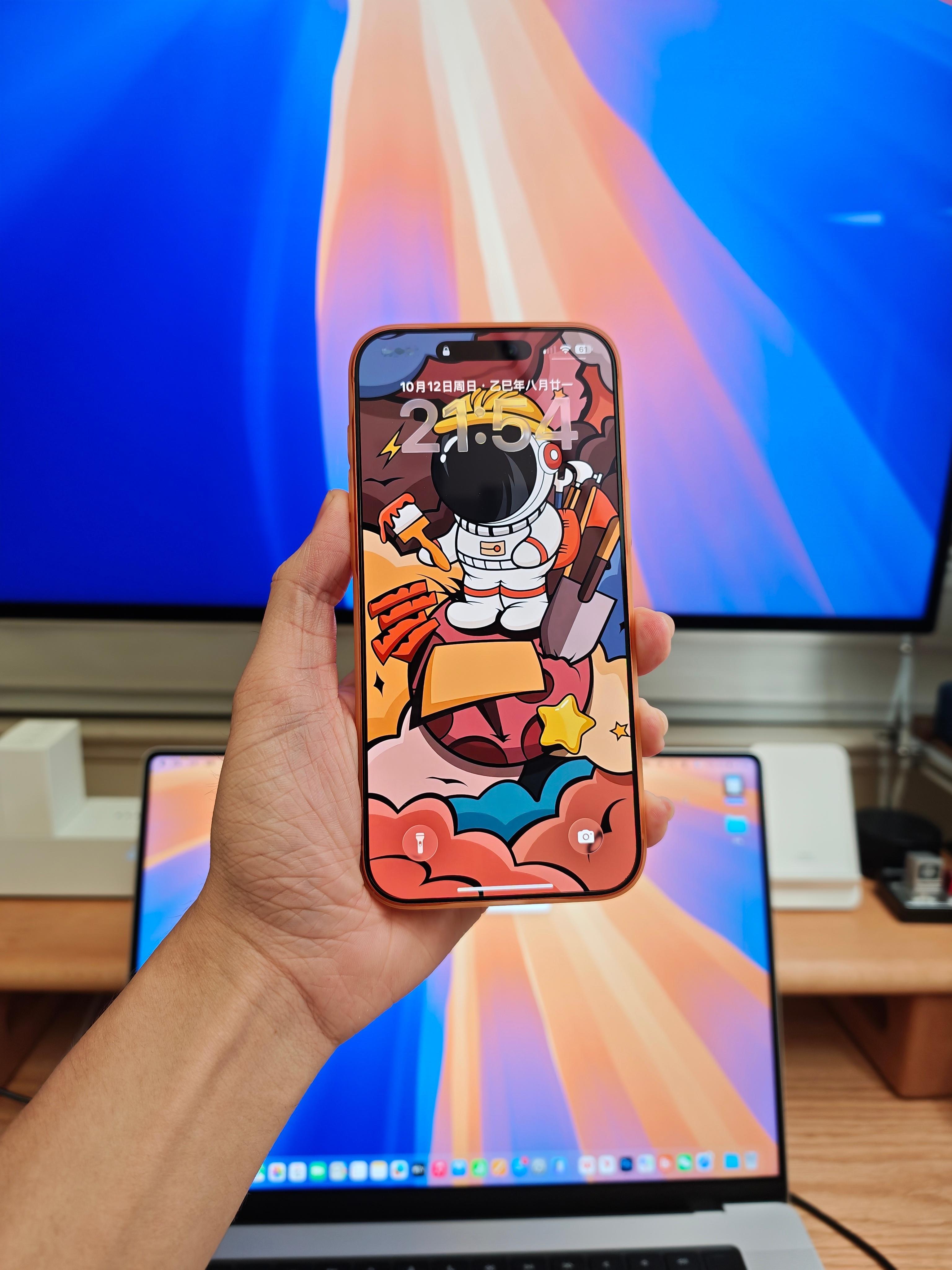 给iPhone 17Pro Max星宇橙换了个和他匹配的橙色壁纸，还挺好看的[d
