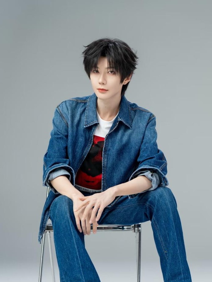 郝熠然纪梵希牛仔风ootd 蓝调丹宁、少年正当燃经典丹宁碰撞少年锋芒简约即顶配、