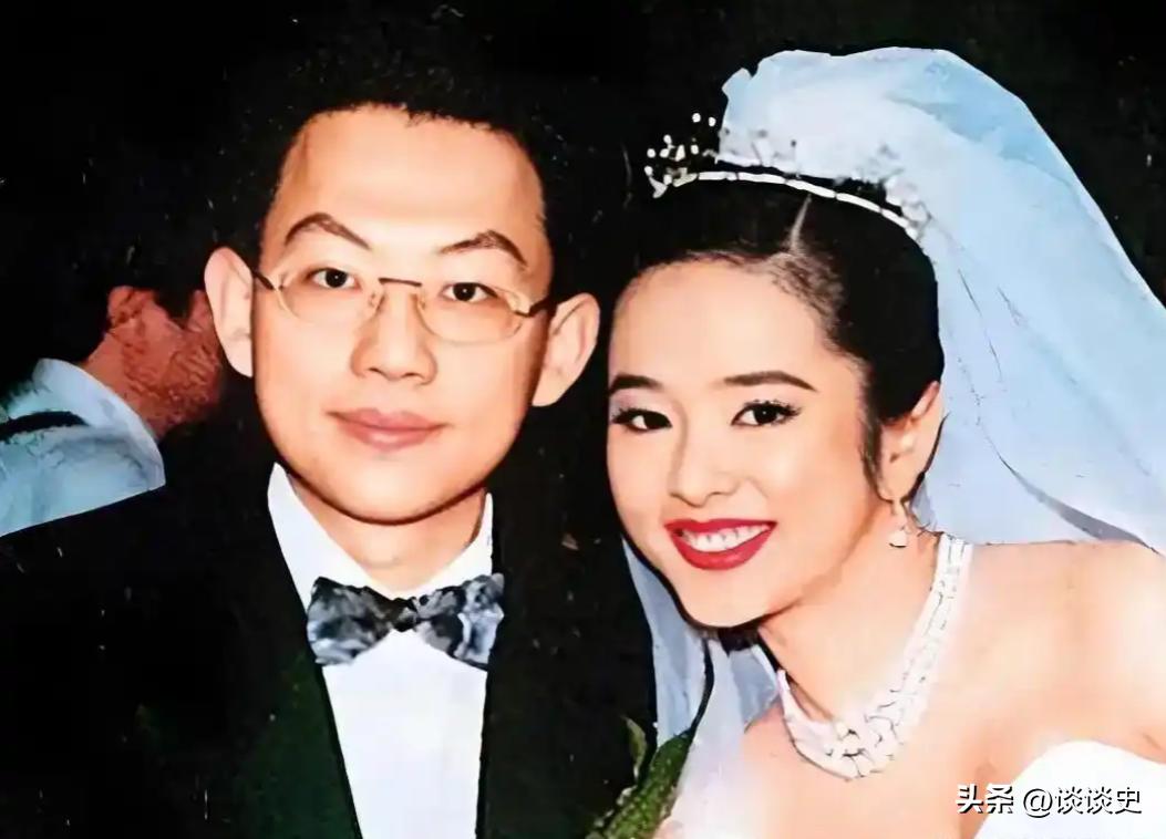 她是香港女星，在刚生下二胎女儿不久，就被前夫出离婚，并公开诋毁她，称：“不是我不