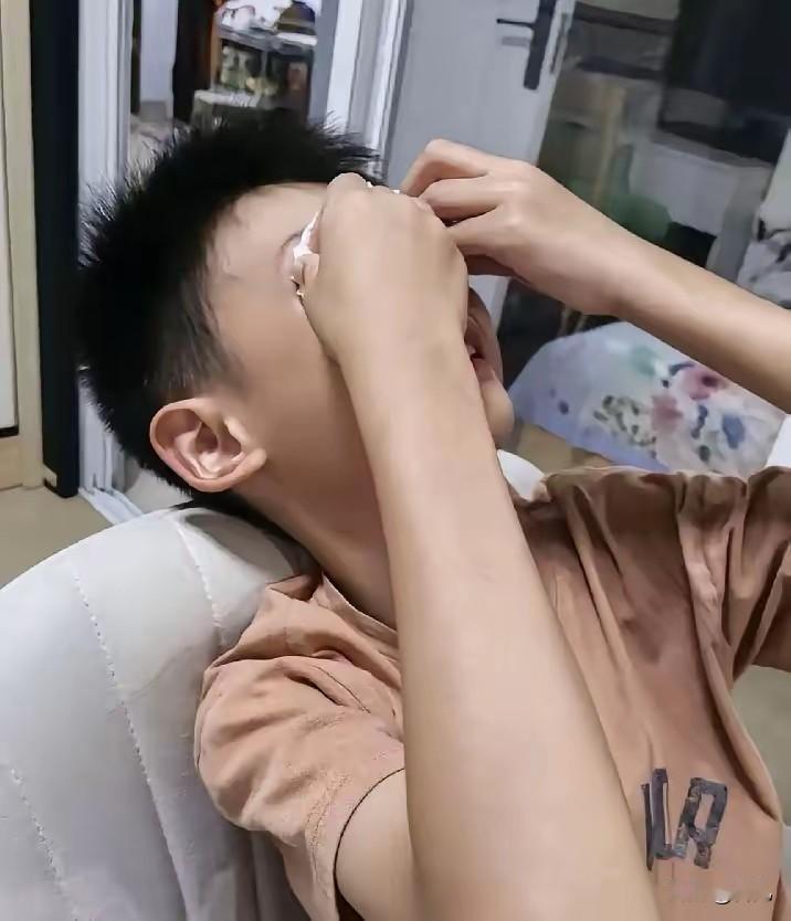 老师让收拾了几片西瓜皮，家长就上纲上线的谴责老师。

原来学校免费提供西瓜，她儿