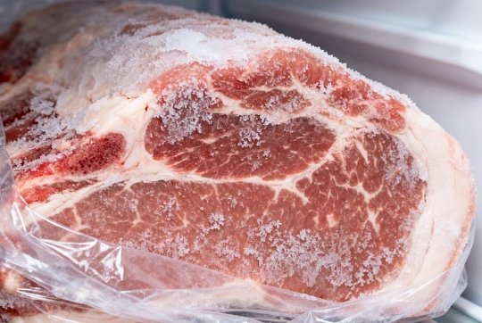 冷冻肉超过这个时间就别吃了很多家庭冰箱常年囤满冻肉，总觉得冷冻就是永久保鲜，殊不