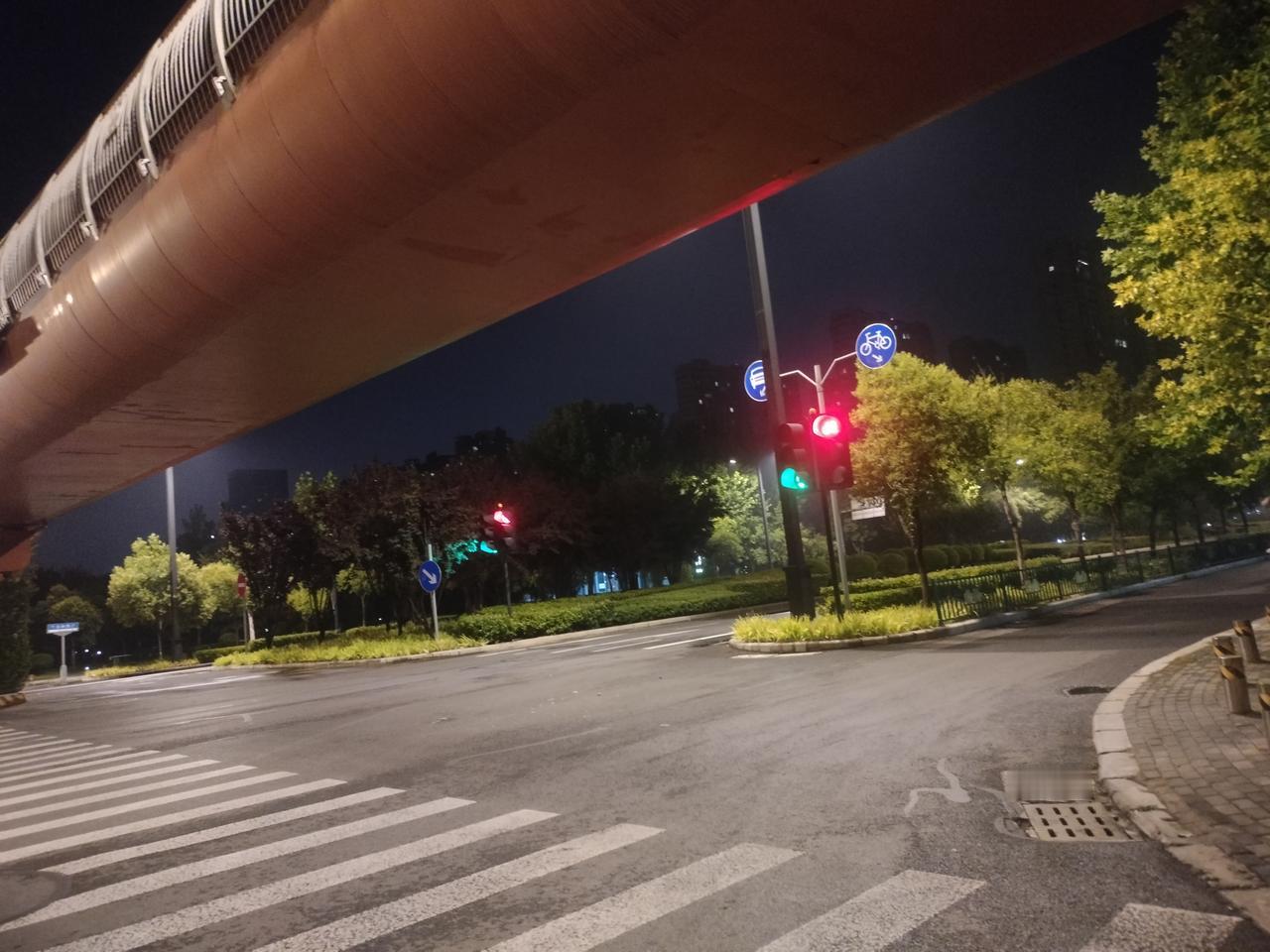 洛阳这几天接连高温，烧的预报都犯迷糊了，一会预报中雨，一会又未来两小时无降雨，等