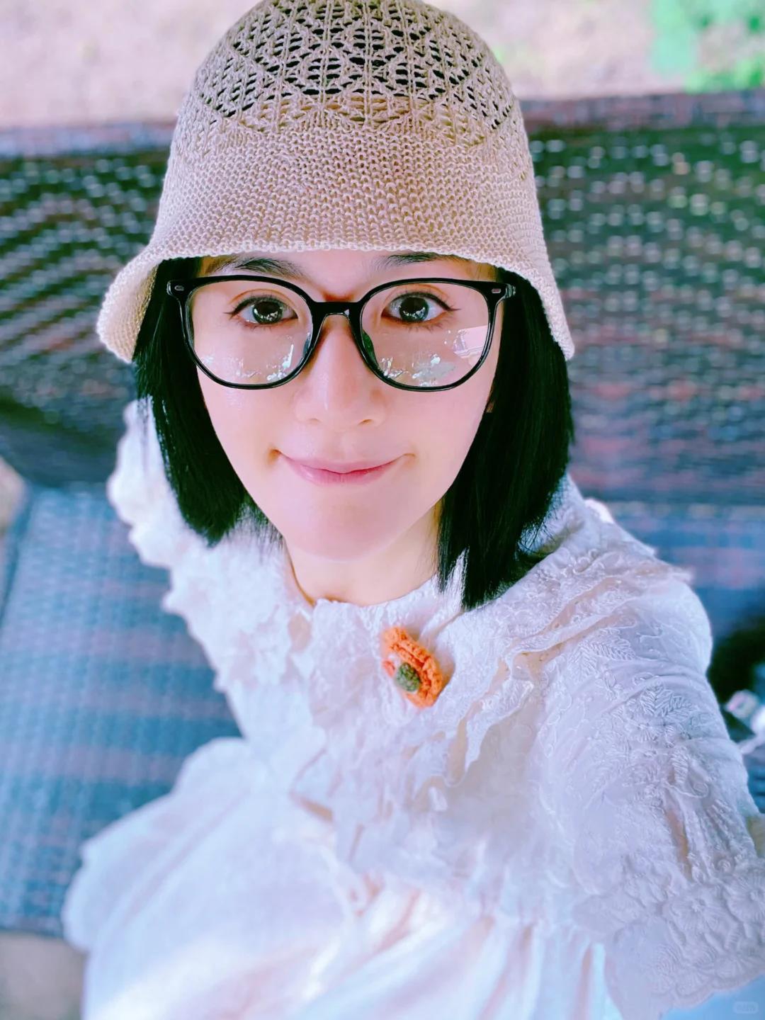 让谢娜最担心的事情还是发生了，
她还在研究怎么保护孩子，
而狗仔却已经盯上了她和