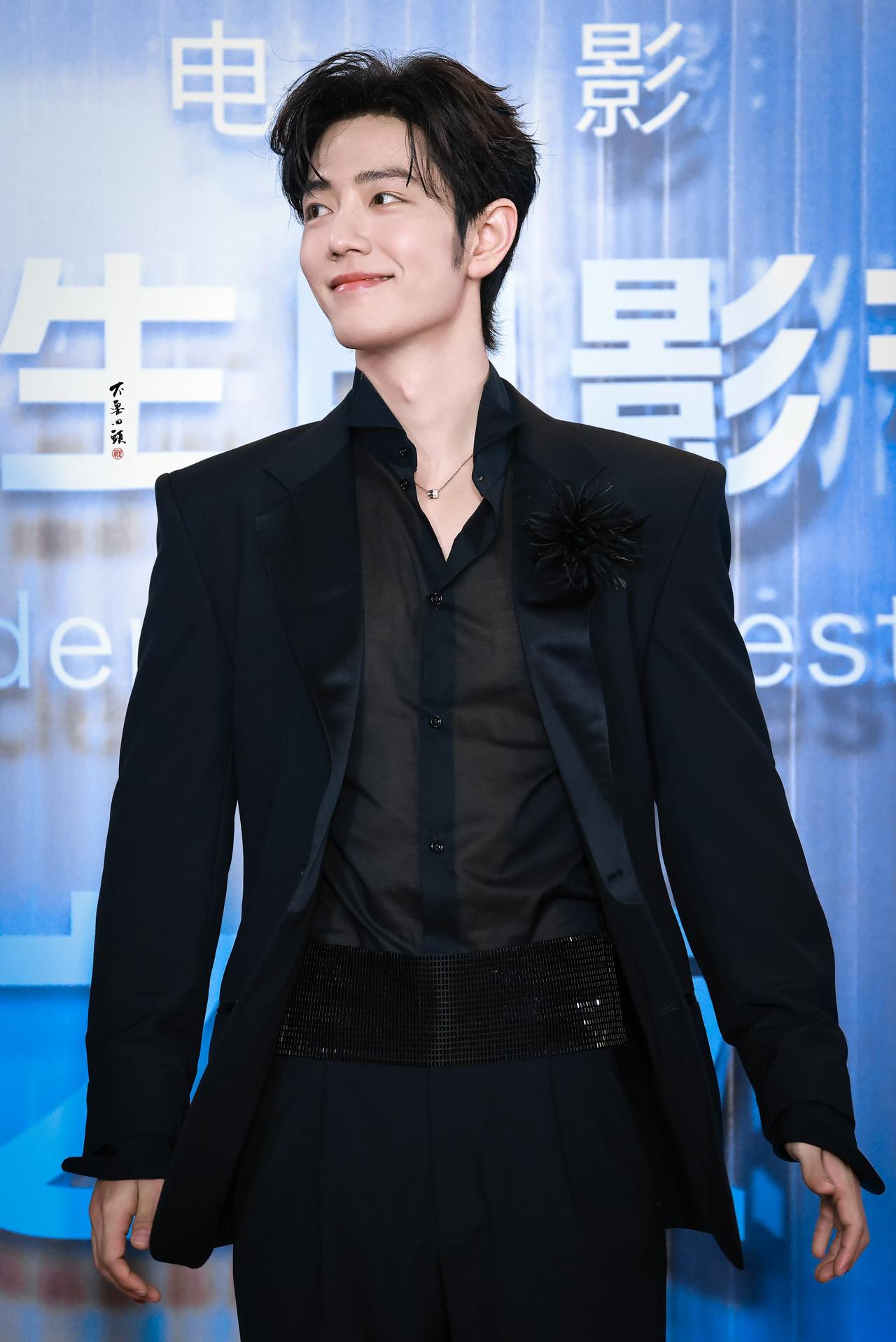 群里的虾说，希望现场空调调到30℃，这样肖战肯定穿不住西服了[捂脸][我想静静]