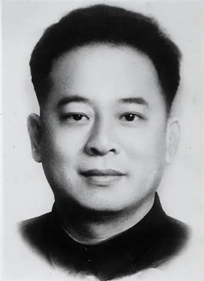 1948年，罗广斌被叛徒供出，特务知道他是国民党司令罗广文的弟弟，在抓捕之前给罗