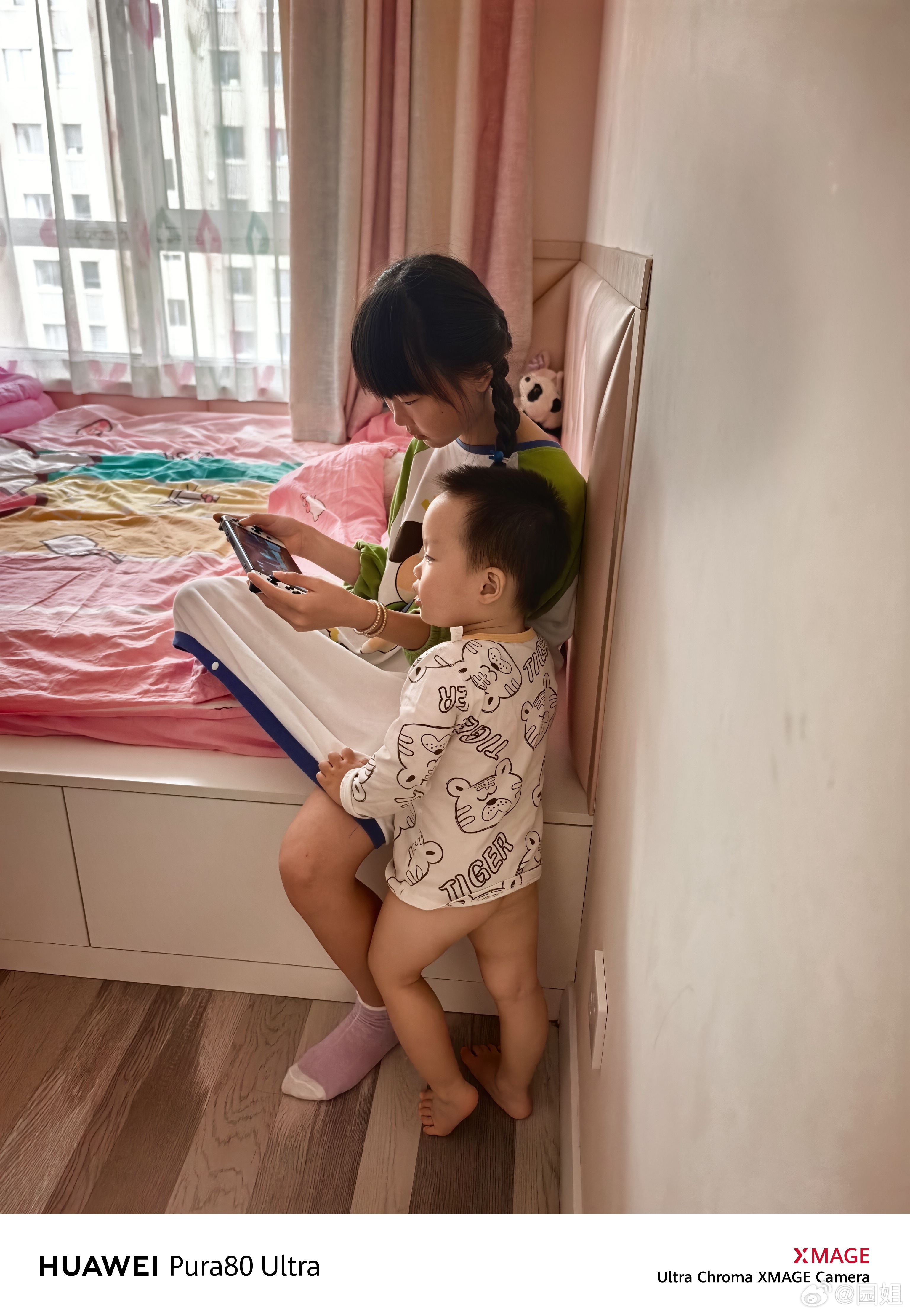 翻手机看到上周末姐姐玩游戏小海胆在旁边加油呐喊加捣乱姐姐也不翻脸